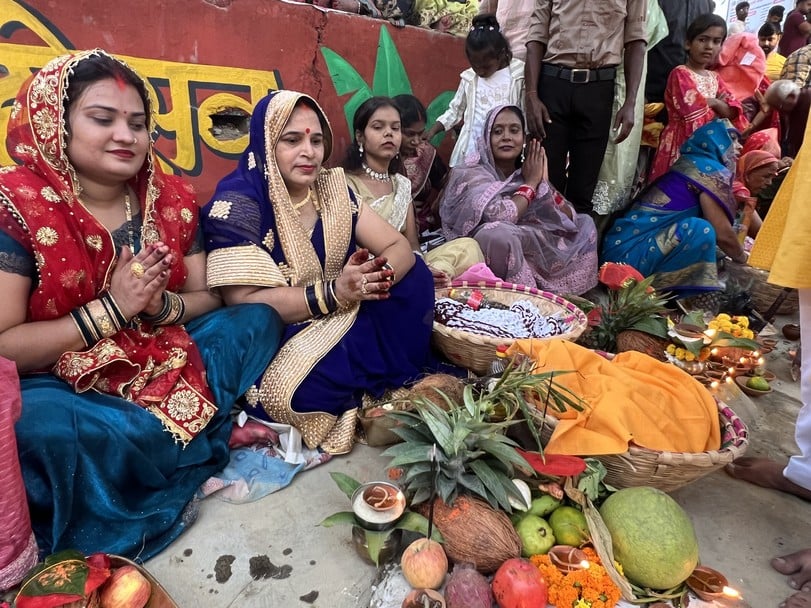 छठ पूजा करतीं मधुबन नगर पंचायत अध्यक्ष आरती मल्ल ।संवाद छठ पूजा करतीं मधुबन नगर पंचायत अध्यक्ष आरती मल्ल ।संवाद