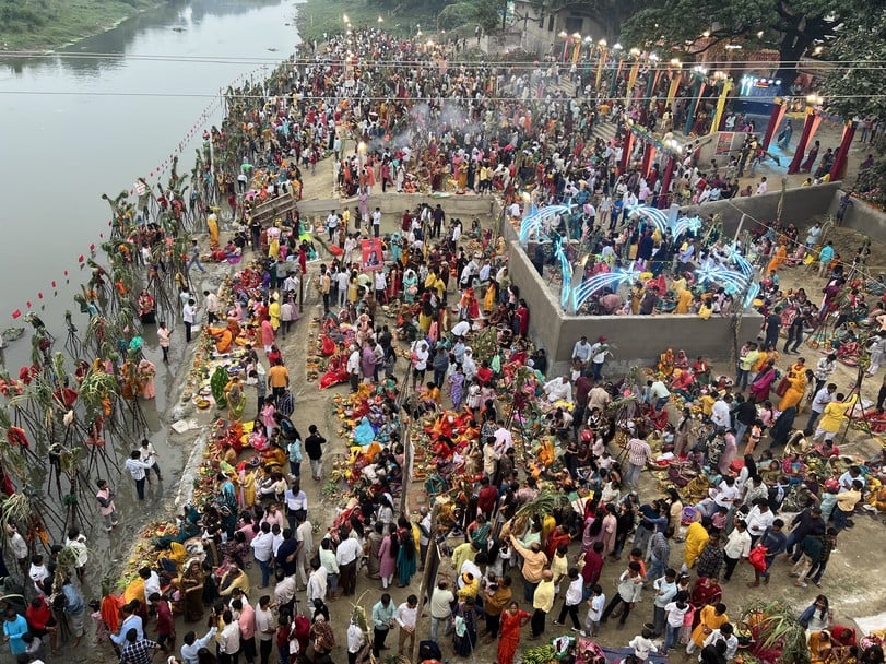 छठ पूजा करतीं मधुबन नगर पंचायत अध्यक्ष आरती मल्ल ।संवाद छठ पूजा करतीं मधुबन नगर पंचायत अध्यक्ष आरती मल्ल ।संवाद