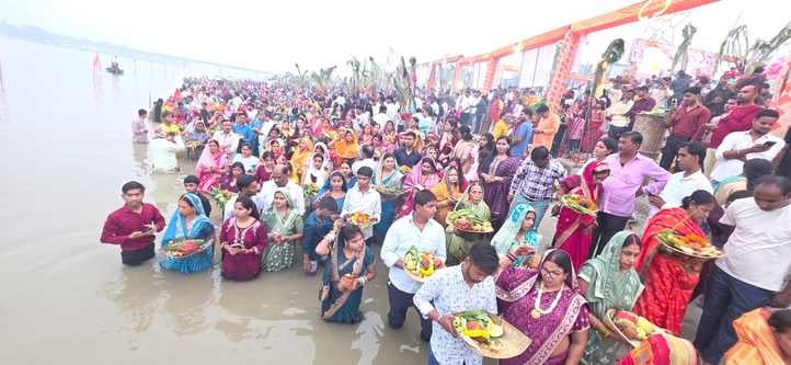 छठ पूजा करतीं मधुबन नगर पंचायत अध्यक्ष आरती मल्ल ।संवाद छठ पूजा करतीं मधुबन नगर पंचायत अध्यक्ष आरती मल्ल ।संवाद