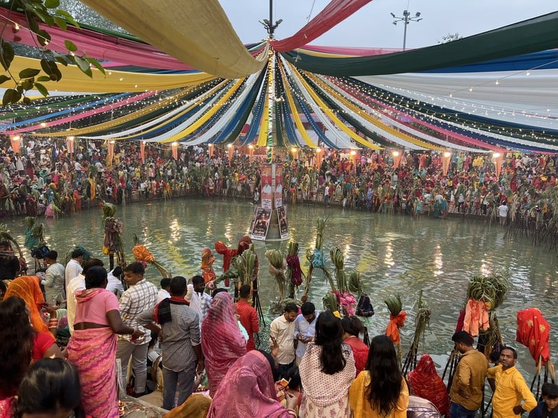 छठ पूजा करतीं मधुबन नगर पंचायत अध्यक्ष आरती मल्ल ।संवाद छठ पूजा करतीं मधुबन नगर पंचायत अध्यक्ष आरती मल्ल ।संवाद