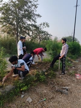 छावनी में शिवशक्ति पौधारोपण समिति सदस्य पौधों का रखरखाव करते हुए। समिति