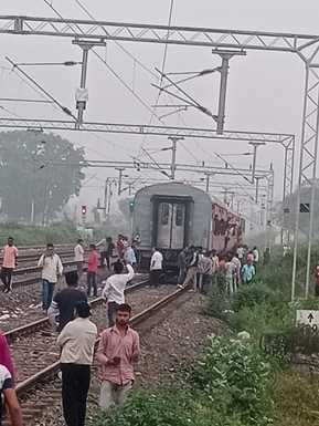 फोटो 01- कोच की टूटी कपलिंग व जांच करती रेलवे टीम। संवाद फोटो 01- कोच की टूटी कपलिंग व जांच करती रेलवे टीम। संवाद