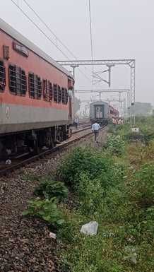 फोटो 01- कोच की टूटी कपलिंग व जांच करती रेलवे टीम। संवाद फोटो 01- कोच की टूटी कपलिंग व जांच करती रेलवे टीम। संवाद