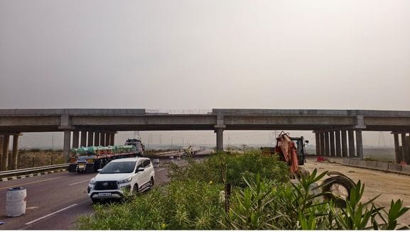 फोटो-1-लखनऊ-आगरा एक्सप्रेसवे पर लगे डायवर्जन प्वाइंट से एक ही लेन में निकलते वाहन। संवाद फोटो-1-लखनऊ-आगरा एक्सप्रेसवे पर लगे डायवर्जन प्वाइंट से एक ही लेन में निकलते वाहन। संवाद