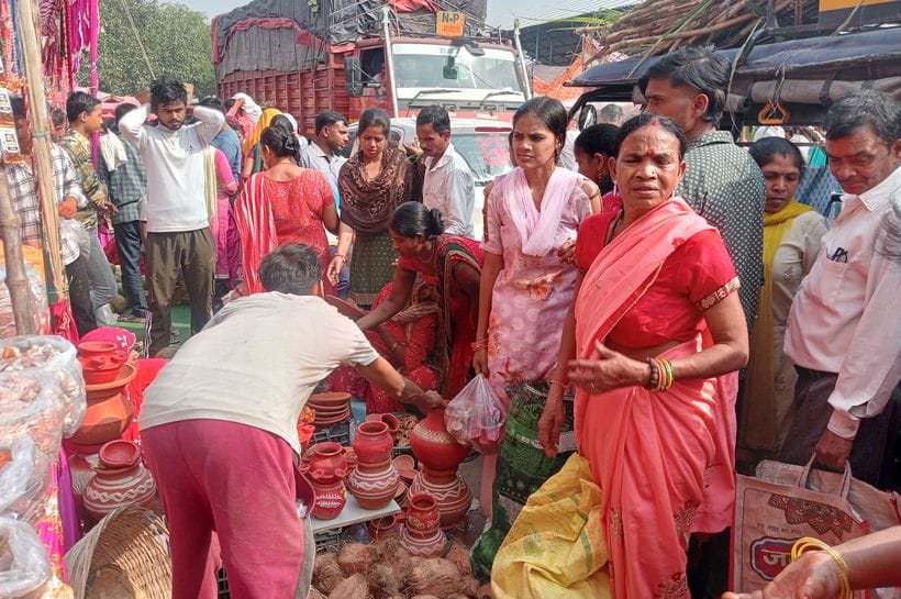 फोटो 10- सोनीपत की सब्जी मंडी में छठ महापर्व के पूजन को लेकर पूजन सामग्री खरीदती महिलाएं। संवाद