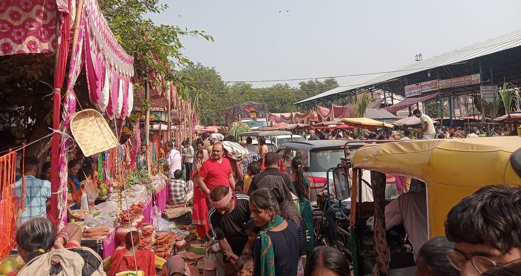 फोटो 10- सोनीपत की सब्जी मंडी में छठ महापर्व के पूजन को लेकर पूजन सामग्री खरीदती महिलाएं। संवाद