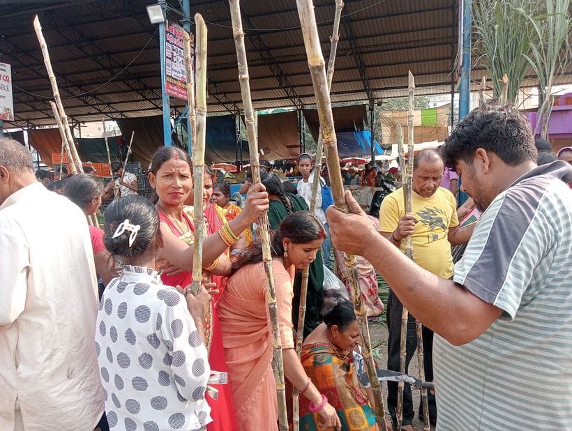 फोटो 10- सोनीपत की सब्जी मंडी में छठ महापर्व के पूजन को लेकर पूजन सामग्री खरीदती महिलाएं। संवाद