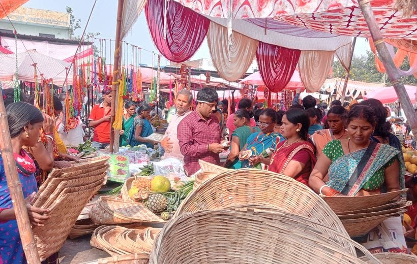 फोटो 10- सोनीपत की सब्जी मंडी में छठ महापर्व के पूजन को लेकर पूजन सामग्री खरीदती महिलाएं। संवाद
