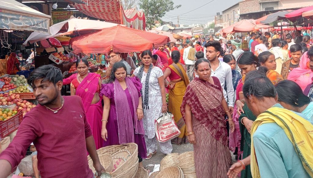 फोटो 10- सोनीपत की सब्जी मंडी में छठ महापर्व के पूजन को लेकर पूजन सामग्री खरीदती महिलाएं। संवाद