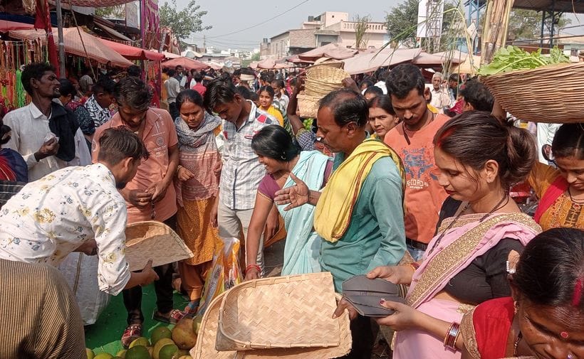 फोटो 10- सोनीपत की सब्जी मंडी में छठ महापर्व के पूजन को लेकर पूजन सामग्री खरीदती महिलाएं। संवाद