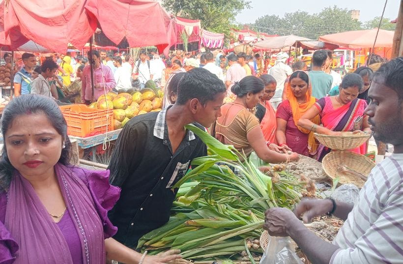 फोटो 10- सोनीपत की सब्जी मंडी में छठ महापर्व के पूजन को लेकर पूजन सामग्री खरीदती महिलाएं। संवाद