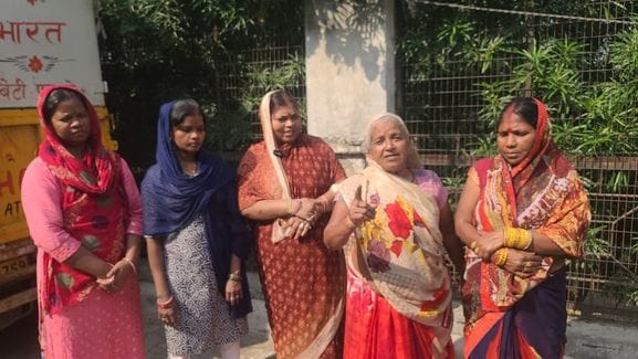 फोटो 10- सोनीपत की सब्जी मंडी में छठ महापर्व के पूजन को लेकर पूजन सामग्री खरीदती महिलाएं। संवाद