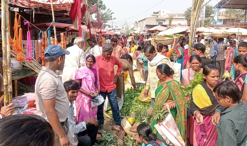 फोटो 10- सोनीपत की सब्जी मंडी में छठ महापर्व के पूजन को लेकर पूजन सामग्री खरीदती महिलाएं। संवाद