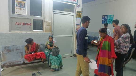 फोटो- 11 लोहिया अस्पताल के पर्चा काउंटर पर लगी मरीजों की लाइनें। संवाद फोटो- 11 लोहिया अस्पताल के पर्चा काउंटर पर लगी मरीजों की लाइनें। संवाद