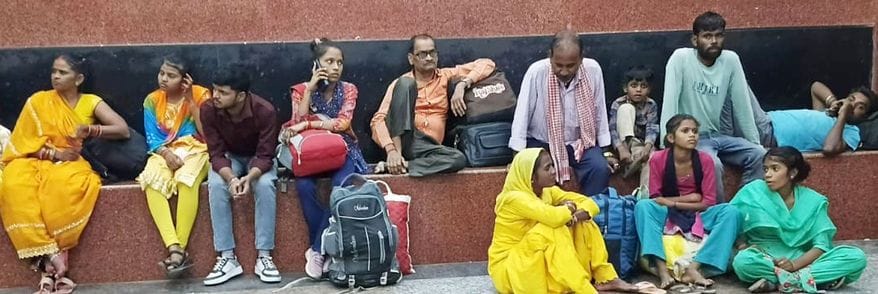 फोटो-14-स्टेशन के बाहर ट्रेन के इंतजार में बैठे यात्री। संवाद फोटो-14-स्टेशन के बाहर ट्रेन के इंतजार में बैठे यात्री। संवाद