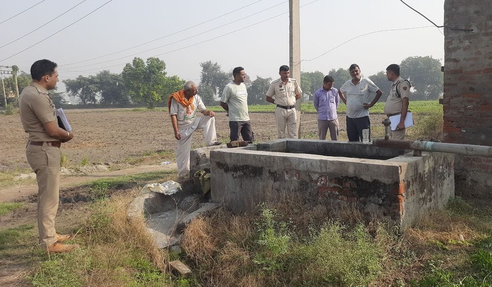 फोटो 18: सोनीपत के गांव मलिकपुर के खेतों में बुजुर्ग की हत्या के बाद घटनास्थल पर जांच करते थाना फोटो 18: सोनीपत के गांव मलिकपुर के खेतों में बुजुर्ग की हत्या के बाद घटनास्थल पर जांच करते थाना