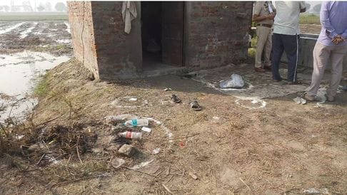 फोटो 18: सोनीपत के गांव मलिकपुर के खेतों में बुजुर्ग की हत्या के बाद घटनास्थल पर जांच करते थाना फोटो 18: सोनीपत के गांव मलिकपुर के खेतों में बुजुर्ग की हत्या के बाद घटनास्थल पर जांच करते थाना