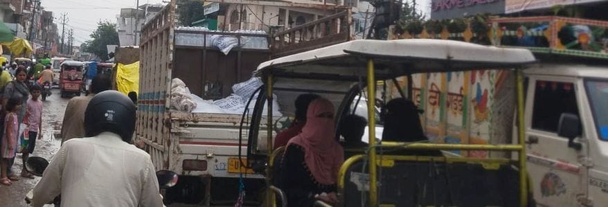 फोटो-22-वर्मा चौराहा के पास लगा जाम। संवाद