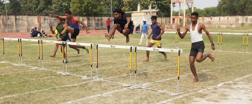 फोटो-25-बाधा दौड़ में प्रतिभाग करते छात्र। संवाद फोटो-25-बाधा दौड़ में प्रतिभाग करते छात्र। संवाद