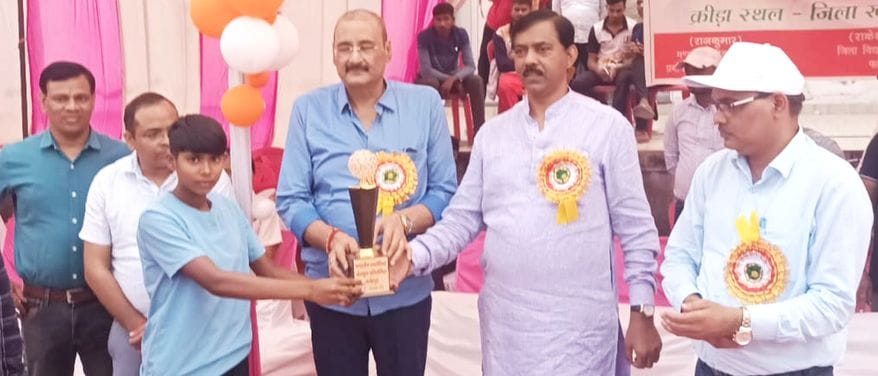 फोटो-25-बाधा दौड़ में प्रतिभाग करते छात्र। संवाद फोटो-25-बाधा दौड़ में प्रतिभाग करते छात्र। संवाद