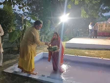 फोटो 28: छठ पूजन में अस्ताचलगामी भगवान सूर्य भोग-प्रसाद अर्पित करतीं गीता। स्रोत : स्वयं फोटो 28: छठ पूजन में अस्ताचलगामी भगवान सूर्य भोग-प्रसाद अर्पित करतीं गीता। स्रोत : स्वयं