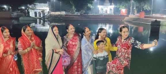 फोटो 28: छठ पूजन में अस्ताचलगामी भगवान सूर्य भोग-प्रसाद अर्पित करतीं गीता। स्रोत : स्वयं फोटो 28: छठ पूजन में अस्ताचलगामी भगवान सूर्य भोग-प्रसाद अर्पित करतीं गीता। स्रोत : स्वयं