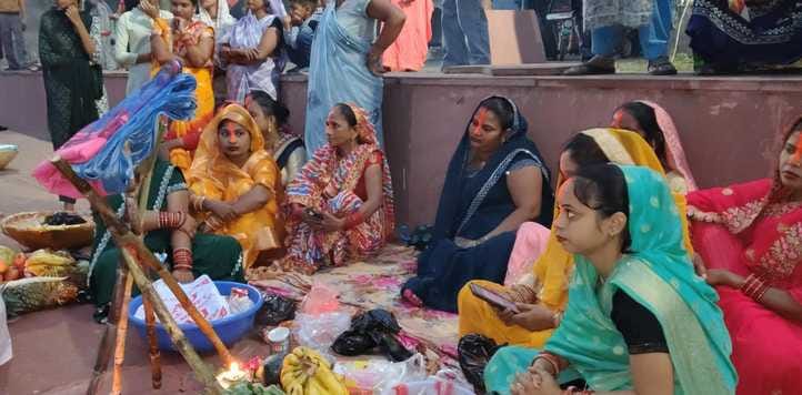 फोटो 28: छठ पूजन में अस्ताचलगामी भगवान सूर्य भोग-प्रसाद अर्पित करतीं गीता। स्रोत : स्वयं फोटो 28: छठ पूजन में अस्ताचलगामी भगवान सूर्य भोग-प्रसाद अर्पित करतीं गीता। स्रोत : स्वयं
