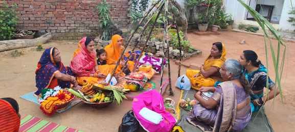 फोटो 28: छठ पूजन में अस्ताचलगामी भगवान सूर्य भोग-प्रसाद अर्पित करतीं गीता। स्रोत : स्वयं फोटो 28: छठ पूजन में अस्ताचलगामी भगवान सूर्य भोग-प्रसाद अर्पित करतीं गीता। स्रोत : स्वयं
