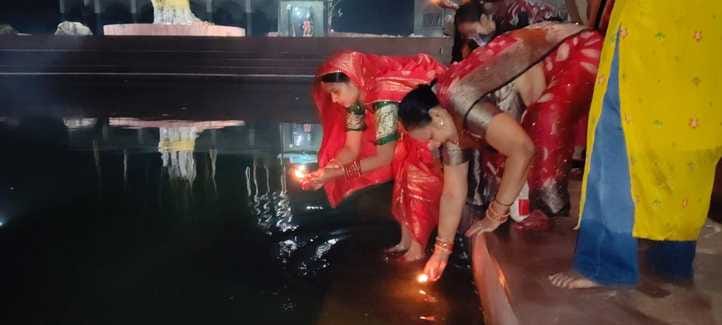 फोटो 28: छठ पूजन में अस्ताचलगामी भगवान सूर्य भोग-प्रसाद अर्पित करतीं गीता। स्रोत : स्वयं फोटो 28: छठ पूजन में अस्ताचलगामी भगवान सूर्य भोग-प्रसाद अर्पित करतीं गीता। स्रोत : स्वयं