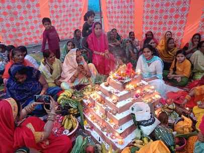 फोटो 28: छठ पूजन में अस्ताचलगामी भगवान सूर्य भोग-प्रसाद अर्पित करतीं गीता। स्रोत : स्वयं फोटो 28: छठ पूजन में अस्ताचलगामी भगवान सूर्य भोग-प्रसाद अर्पित करतीं गीता। स्रोत : स्वयं