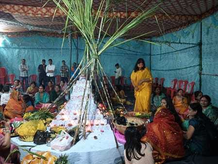 फोटो 28: छठ पूजन में अस्ताचलगामी भगवान सूर्य भोग-प्रसाद अर्पित करतीं गीता। स्रोत : स्वयं फोटो 28: छठ पूजन में अस्ताचलगामी भगवान सूर्य भोग-प्रसाद अर्पित करतीं गीता। स्रोत : स्वयं