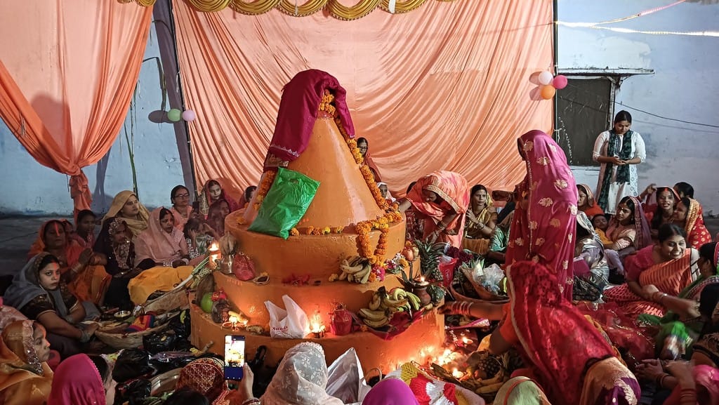 फोटो-30,31-बलरामपुर के झारखंडी सरोवर पर छठ मईया की पूजा अर्चना करती महिलाएं ।-संवाद