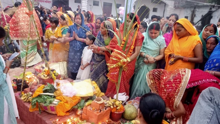 फोटो-30,31-बलरामपुर के झारखंडी सरोवर पर छठ मईया की पूजा अर्चना करती महिलाएं ।-संवाद