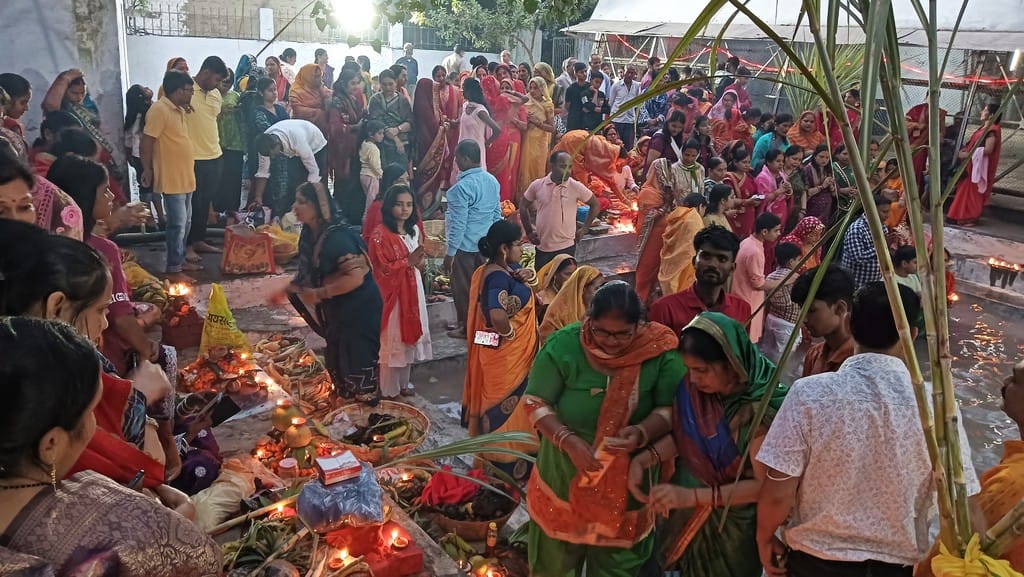 फोटो-30,31-बलरामपुर के झारखंडी सरोवर पर छठ मईया की पूजा अर्चना करती महिलाएं ।-संवाद