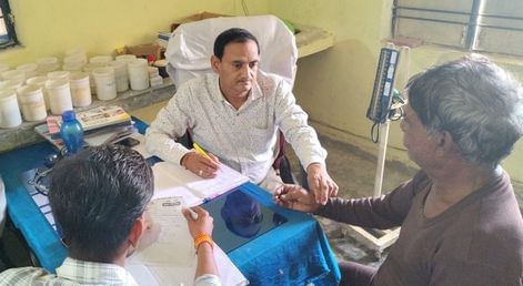 फोटो-32-इसी अक्तूबर माह में एक्सपॉयर हो रही दवा का पत्ता। संवाद फोटो-32-इसी अक्तूबर माह में एक्सपॉयर हो रही दवा का पत्ता। संवाद