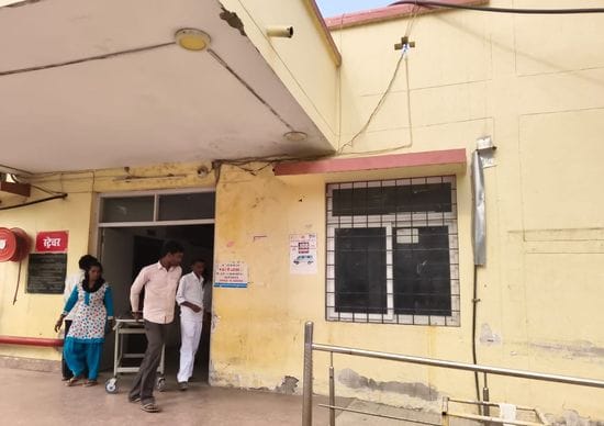 फोटो-36-जिला अस्पताल में लगे सिटीजन चार्टर में कहीं नहीं दी गई शव वाहन की जानकारी। संवाद फोटो-36-जिला अस्पताल में लगे सिटीजन चार्टर में कहीं नहीं दी गई शव वाहन की जानकारी। संवाद