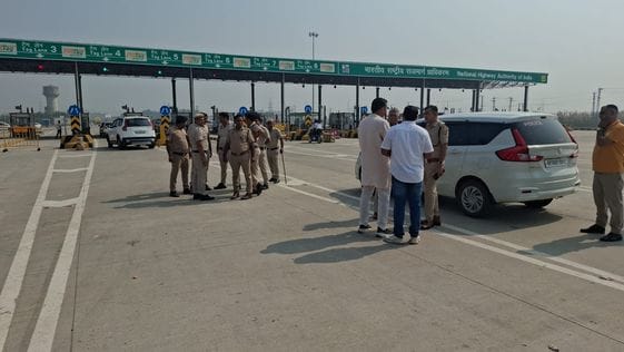 फोटो 43: सोनीपत के मोहाना टोल प्लाजा पर टोल माफ कराने की मांग को लेकर रोष व्यक्त करते ग्रामीण। फोटो 43: सोनीपत के मोहाना टोल प्लाजा पर टोल माफ कराने की मांग को लेकर रोष व्यक्त करते ग्रामीण।