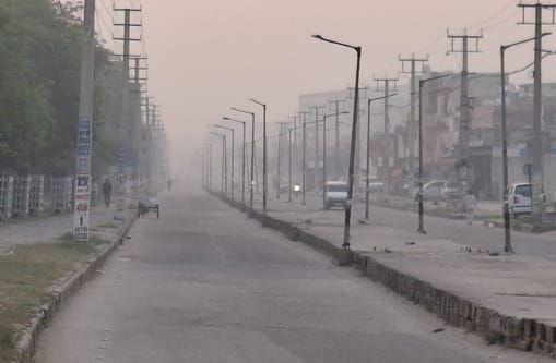 -फोटो 51 : बहादुरगढ़ में दिल्ली-रोहतक रोड पर पानी का छिड़काव करता टैंकर। संवाद -फोटो 51 : बहादुरगढ़ में दिल्ली-रोहतक रोड पर पानी का छिड़काव करता टैंकर। संवाद