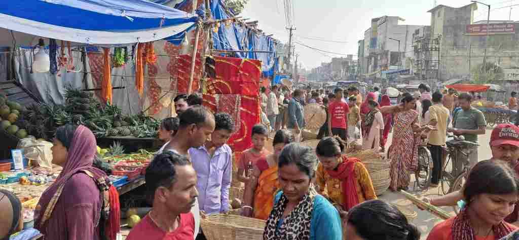-फोटो 53 : छठ महापर्व को लेकर पूजा पाठ से संबंधित सामान खरीदते श्रद्धालु। संवाद