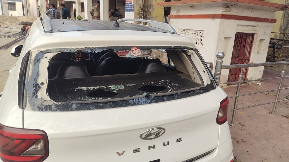 फतेहाबाद के गांव गुबरौठ में हाई टेंशन लाल के टावर पर चढ़ा युवक (लाल घेरे में ) फतेहाबाद के गांव गुबरौठ में हाई टेंशन लाल के टावर पर चढ़ा युवक (लाल घेरे में )