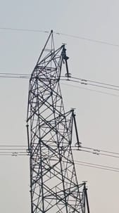 फतेहाबाद के गांव गुबरौठ में हाई टेंशन लाल के टावर पर चढ़ा युवक (लाल घेरे में ) फतेहाबाद के गांव गुबरौठ में हाई टेंशन लाल के टावर पर चढ़ा युवक (लाल घेरे में )