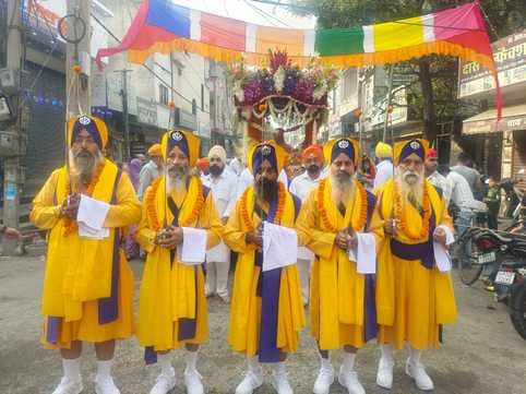 गुरु नानक देव जी के प्रकाश उत्सव पर कीर्तन करते ग्रंथी। गुरु नानक देव जी के प्रकाश उत्सव पर कीर्तन करते ग्रंथी।