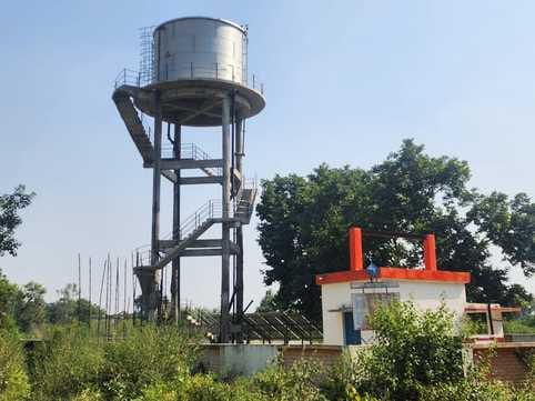 हरीपुरवा गांव में सूखी पड़ी पाइप लाइन। संवाद