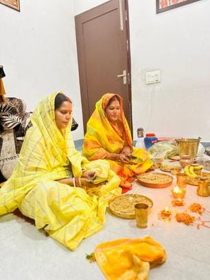 कुरुक्षेत्र। छठ पर्व पर पूजा अर्चना करती महिलाएं। स्वयं