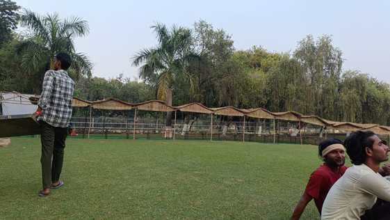 कुरुक्षेत्र। जानकारी देते हुए झोपड़ी बनाने वाले कारीगर नासिर। कुरुक्षेत्र। जानकारी देते हुए झोपड़ी बनाने वाले कारीगर नासिर।