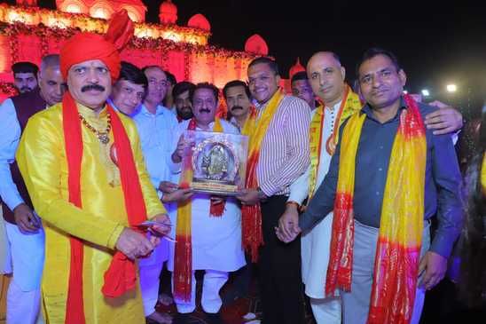 कुरुक्षेत्र। श्री श्याम जागरण दीदार सांवरे वार्षिक उत्सव में मुख्य अतिथि को सम्मानित करते आयो कुरुक्षेत्र। श्री श्याम जागरण दीदार सांवरे वार्षिक उत्सव में मुख्य अतिथि को सम्मानित करते आयो