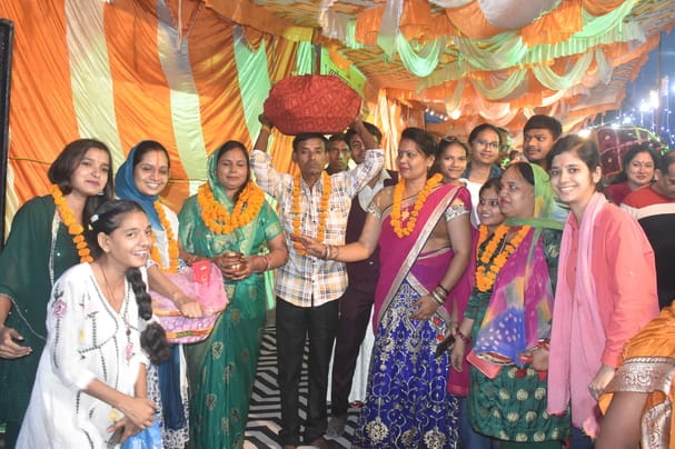 खुर्जा के मुंडाखेड़ा घाट पर छठ के अवसर पर सूर्यास्त के दौरान पूजा करती महिलाएं । संवाद