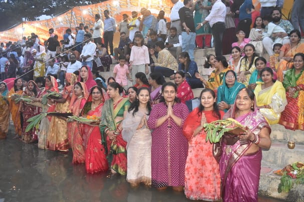 खुर्जा के मुंडाखेड़ा घाट पर छठ के अवसर पर सूर्यास्त के दौरान पूजा करती महिलाएं । संवाद
