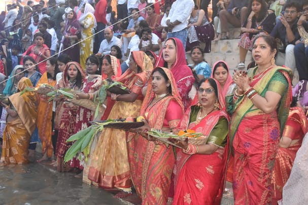 खुर्जा के मुंडाखेड़ा घाट पर छठ के अवसर पर सूर्यास्त के दौरान पूजा करती महिलाएं । संवाद