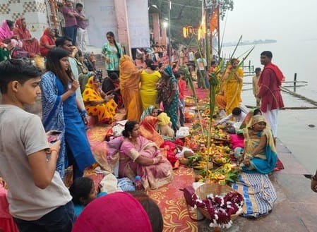खुर्जा के मुंडाखेड़ा घाट पर छठ के अवसर पर सूर्यास्त के दौरान पूजा करती महिलाएं । संवाद